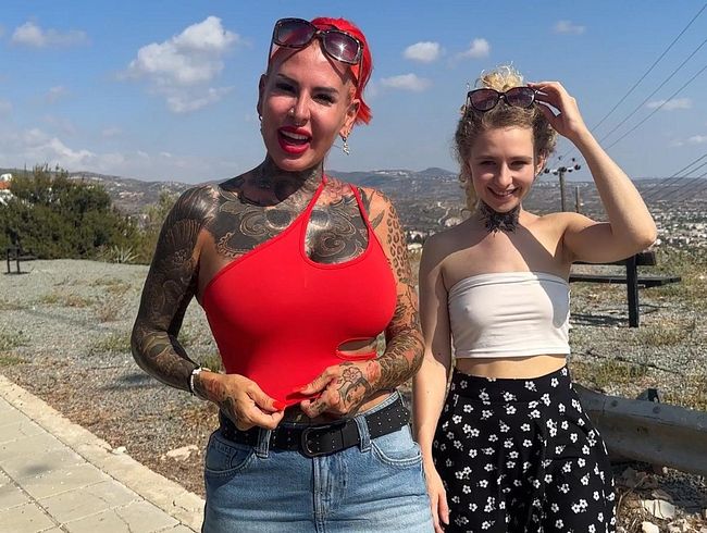 Cat-Coxx Porno Video: Teen vs. Milf! Wer ist schw**zgeiler? AO Pu**y Test