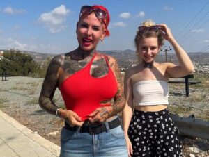 Cat-Coxx Porno Video: Teen vs. Milf! Wer ist schw**zgeiler? AO Pu**y Test